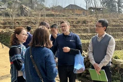 Đại sứ Australia tại Việt Nam Andrew Goledzinowski trò chuyện với thành viên Tổ du lịch cộng đồng do phụ nữ làm chủ thôn Choản Thèn, xã Y Tý, huyện Bát Xát, tỉnh Lào Cai. (Nguồn: Báo Lào Cai)