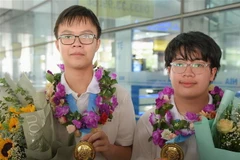Ngô Quý Đăng (bên phải) giành huy chương Vàng Olympic Toán học quốc tế 2022 với số điểm tuyệt đối 42/42. (Ảnh: TTXVN phát)