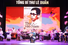 Chương trình Nghệ thuật tưởng nhớ Tổng Bí thư Lê Duẩn nhân kỷ niệm 37 năm ngày mất (10/7/1986-10/7/2023). (Ảnh: Thống Nhất/TTXVN)