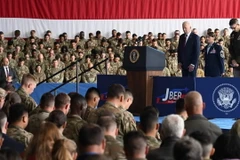 Tổng thống Mỹ Joe Biden phát biểu từ căn cứ quân sự Elmendorf-Richardson ở thành phố Anchorage, tiểu bang Alaska. (Ảnh: TTXVN phát)