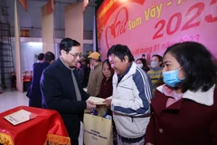 Thủ tướng Phạm Minh Chính tặng quà cho công nhân, người lao động. (Ảnh: Dương Giang/TTXVN)