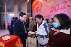 Thủ tướng Phạm Minh Chính tặng quà cho công nhân, người lao động. (Ảnh: Dương Giang/TTXVN)