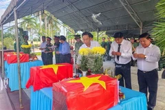 Lễ truy điệu, an táng 4 hài cốt liệt sỹ tại Nghĩa trang Liệt sỹ quận Ô Môn, thành phố Cần Thơ. (Ảnh: TTXVN phát)