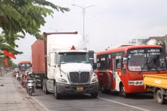 Đến trưa 29/4, tình trạng giao thông trên Quốc lộ 60, khu vực cầu Rạch Miễu vẫn chưa 'hạ nhiệt.' (Ảnh: Chương Đài/Vietnam+)