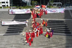 Bà con Việt kiều tại Hà Lan xếp hình đất nước Việt Nam với quần đảo Trường Sa và Hoàng Sa tại Ngày hội 'Dáng hình Việt Nam.' (Ảnh: TTXVN phát)