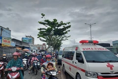 Xe cứu thương giữa dòng xe ùn ứ tại khu vực cầu Rạch Miễu chiều 21/7. (Ảnh: Chương Đài/TTXVN)