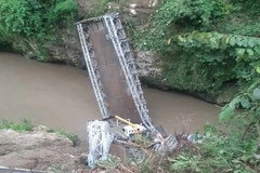 Cây cầu thép bị sập. (Nguồn: Văn phòng Cảnh sát thành phố Davao)