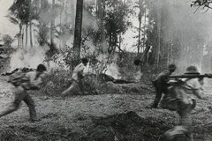 Lực lượng quân đội tình nguyện Việt Nam phản kích quân Pol Pot. (Ảnh: TTXVN)