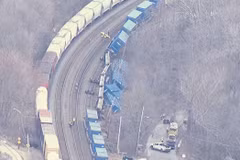 Năm toa tàu bị trật bánh. (Nguồn: CBS Boston)