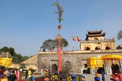 Cây nêu ngày Tết được dựng trong Khu di tích Hoàng thành Thăng Long. (Ảnh: Thanh Tùng/TTXVN)