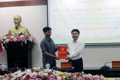 Chủ tịch UBND tỉnh Hà Nam Trương Quốc Huy trao Giấy chứng nhận đăng ký đầu tư cho Công ty trách nhiệm hữu hạn Hợp Tiến. (Ảnh: Nguyễn Chinh/TTXVN)