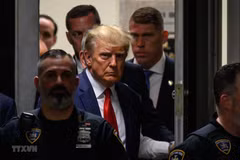 Cựu Tổng thống Mỹ Donald Trump (giữa) tại Tòa án Manhattan ở New York, Mỹ ngày 4/4/2023. (Ảnh: AFP/TTXVN)