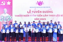 Ban tổ chức trao Chứng nhận thanh niên tiên tiến làm theo lời Bác năm 2023 cho các đoàn viên. (Ảnh: Minh Đức/TTXVN)