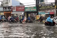 Nước ngập gần nửa bánh xe trên đường Lê Văn Thọ, quận Gò Vấp. (Ảnh: Hồng Giang/TTXVN)