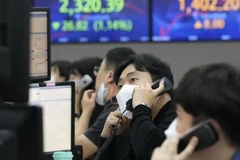 Giao dịch viên tại thị trường chứng khoán Hàn Quốc. (Nguồn: TTXVN)