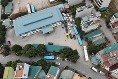 Nhiều xe đậu chờ đăng kiểm bên ngoài Trung tâm đăng kiểm xe cơ giới 2917D, quận Long Biên, Hà Nội ngày 18/1. (Ảnh: Hoàng Hiếu/TTXVN)