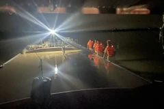 Lực lượng cảnh sát giao thông kiểm tra phương tiện. (Nguồn: Cục Cảnh sát Giao thông)