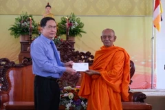 Phó Chủ tịch Thường trực Quốc hội Trần Thanh Mẫn tặng quà Chôl Chnăm Thmây cho Hòa thượng Đào Như, Phó Chủ tịch Hội đồng Trị sự Giáo hội Phật giáo Việt Nam, Trưởng Ban Trị sự Giáo hội Phật giáo thành phố Cần Thơ. (Ảnh: Thanh Liêm/TTXVN)