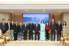 Thủ tướng Phạm Minh Chính với Tổng Giám đốc TTXVN Vũ Việt Trang và Tổng Giám đốc Thông tấn xã Pathet Lào (KPL) Khampheuy Philapha cùng các thành viên đoàn. (Ảnh: Dương Giang/TTXVN)