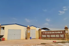 Cổng vào trang trại của Công ty TNHH Chăn nuôi Khang Thọ Krông Nô, nơi ngành chức năng xác định đang khan hiếm nước và việc đào đắp trái phép nhằm tạo nguồn cấp nước cho dự án này. (Ảnh: Hưng Thịnh/TTXVN)