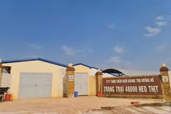 Cổng vào trang trại của Công ty TNHH Chăn nuôi Khang Thọ Krông Nô, nơi ngành chức năng xác định đang khan hiếm nước và việc đào đắp trái phép nhằm tạo nguồn cấp nước cho dự án này. (Ảnh: Hưng Thịnh/TTXVN)