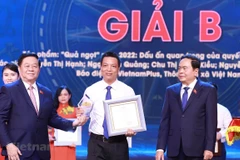 Phóng viên Ngọ Xuân Quảng, đại diện nhóm tác giả Báo Điện tử VietnamPlus lên nhận giải B Giải Diên Hồng lần thứ nhất. (Ảnh: Hoài Nam/Vietnam+)