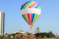 Tại Flyup Việt Nam-Cửa Lò 2023, du khách sẽ được trải nghiệm ngồi trên khinh khí cầu bay lên cao để ngắm toàn cảnh Cửa Lò và vùng xung quanh. (Ảnh: Tá Chuyên/TTXVN)