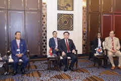 Chủ tịch Quốc hội Vương Đình Huệ với đại biểu dự cuộc gặp. (Ảnh: Doãn Tấn/TTXVN)