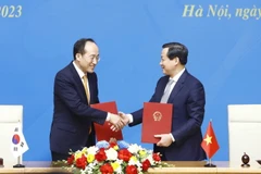 Phó Thủ tướng Chính phủ Lê Minh Khái và Phó Thủ tướng Hàn Quốc Choo Kyung-ho ký Biên bản cuộc họp. (Ảnh: An Đăng/TTXVN)