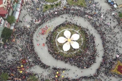 Lễ rước kiệu ông Tuần Tranh từ Đền Tả Phủ về Đền Kỳ Cùng sau khi tạ nghĩa với ông Thân Công Tài thu hút hàng vạn người dân và du khách. (Ảnh: Anh Tuấn/TTXVN)