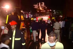 Lực lượng chức năng tại hiện trường vụ hỏa hoạn. (Nguồn: India Today)