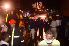 Lực lượng chức năng tại hiện trường vụ hỏa hoạn. (Nguồn: India Today)