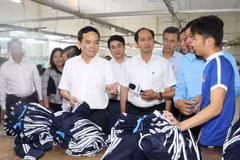 Phó Thủ tướng Trần Lưu Quang thăm hỏi học viên tại cơ sở cai nghiện. (Ảnh: Duy Khương/TTXVN)