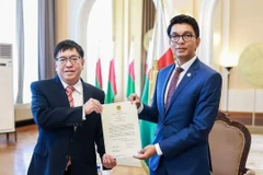 Đại sứ Việt Nam tại Mozambique kiêm nhiệm Madagascar Phạm Hoàng Kim trình Thư ủy nhiệm lên Tổng thống Andry Rajoelina. (Ảnh: Hoàng Minh/TTXVN)
