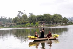 Một buổi biểu diễn nghệ thuật ở khu vực ốc đảo Bích Câu. (Ảnh: Chu Quốc Hùng/Vietnam+)