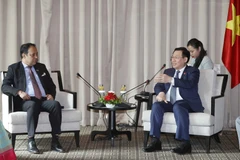 Chủ tịch Quốc hội Vương Đình Huệ tiếp Phó Chủ tịch Liên đoàn các Phòng Thương mại và Công nghiệp Bangladesh, ông Joshoda Jibon Deb Nath. (Ảnh: Doãn Tấn/TTXVN)