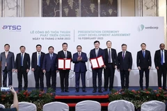 Thủ tướng Phạm Minh Chính và ông Tow Heng Tan, Phó Chủ tịch Hội đồng Quản trị Tập đoàn Sembcorp chứng kiến trao Thoả thuận hợp tác phát triển chung giữa Tổng Công ty Cổ phần dịch vụ kỹ thuật Dầu khí Việt Nam và Công ty Sembcorp Utilities. (Ảnh: Dương Gian