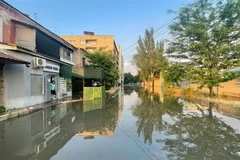 Cảnh ngập lụt tại thành phố Kherson, Ukraine sau vụ vỡ đập thủy điện Kakhovka, ngày 6/6. (Ảnh: Kyodo/TTXVN)