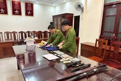 Cơ quan công an kiểm tra tại quán bar. (Nguồn: Báo Lâm Đồng)