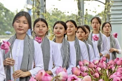 Trình diễn áo bà ba. (Ảnh: Duy Khương/TTXVN)