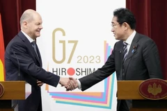 Thủ tướng Nhật Bản Fumio Kishida (phải) trong cuộc họp báo chung với Thủ tướng Đức Olaf Scholz tại Tokyo, ngày 18/3. (Ảnh: Kyodo/TTXVN)