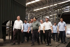 Thủ tướng Phạm Minh Chính đến kiểm tra tình trạng ngừng hoạt động của Nhà máy Sắt xốp Bắc Kạn, thuộc Công ty Cổ phần Vật tư và Thiết bị toàn bộ (Matexim) tại Khu Công nghiệp Thanh Bình, huyện Chợ Mới, tỉnh Bắc Kạn. (Ảnh: Dương Giang/TTXVN)