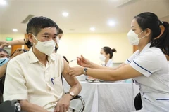 Tiêm vaccine ngừa COVID-19. (Nguồn: TTXVN)