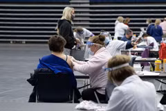 Nhân viên y tế tiêm vaccine phòng COVID-19 cho người dân tại Dayton, Ohio, Mỹ. (Ảnh: AFP/TTXVN)