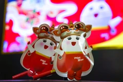 Đón Tết Trung Thu, Vietjet dành tặng các em nhỏ và khách hàng những chiếc lồng đèn Amy độc đáo, dễ thương cùng không khí ấm áp, yêu thương, cùng “phá cỗ, trông trăng." 