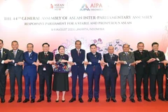 Chủ tịch Quốc hội Vương Đình Huệ và Tổng thống Indonesia Joko Widodo, Chủ tịch Hạ viện Indonesia, Chủ tịch AIPA 2023 Puan Maharani cùng đại biểu chụp ảnh lưu niệm. (Ảnh: Doãn Tấn/TTXVN)