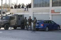 Binh sỹ Israel gác tại khu vực phía tây Nablus ở khu Bờ Tây bị chiếm đóng, ngày 12/3. (Ảnh: AFP/TTXVN)