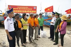 Tuyên truyền những quy định của pháp luật trong phòng, chống khai thác hải sản bất hợp pháp, không báo cáo và không theo quy định - IUU. (Ảnh: TTXVN phát)