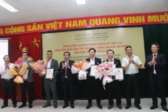 Lãnh đạo tỉnh Hải Dương tặng hoa chúc mừng các nhà đầu tư. (Ảnh: Mạnh Minh/TTXVN)