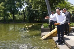 Chủ tịch Quốc hội Vương Đình Huệ thăm ao cá Bác Hồ trong Khu Di tích Chủ tịch Hồ Chí Minh. (Ảnh: Doãn Tấn/TTXVN)